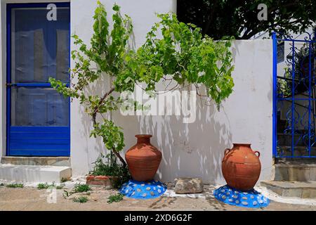 Straßenszene, Megalo Chorio Village, Tilos Island, Dodekanese, Griechenland. Vom Mai 2024 Stockfoto