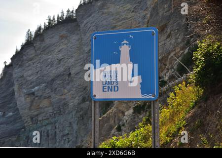 Blaues Schild, das die Endposition des Landes anzeigt. Berühmter Wanderweg im Forillon National Canada Park. Stockfoto