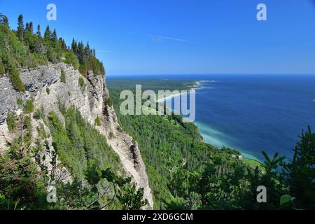 Landschaft im Osten kanadas Forillon-Nationalpark Cap bon ami. Wo Berge Klippen auf Meer treffen. Golf von Saint-Lawrence. Meereslandschaft mit Gaspesie. Stockfoto