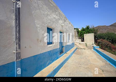 Straßenszene, Megalo Chorio Dorf, Tilos Insel, Dodekanese, Griechenland. Vom Mai 2024 Stockfoto