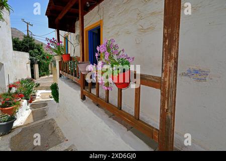 Straßenszene, Megalo Chorio Dorf, Tilos Insel, Dodekanese, Griechenland. Vom Mai 2024 Stockfoto