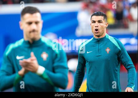 LEIPZIG, DEUTSCHLAND - 18. JUNI 2024: Euro 2024 Groupe F Spiel Portugal gegen Tschechien 2:1. Portugal-Unterstützer vor dem Spiel. Cristiano Ronaldo während der warmen Jahreszeit Stockfoto