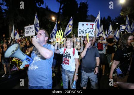 Demonstranten gegen die Regierung versammeln sich in der Nähe des Wohnsitzes des israelischen Premierministers während einer regierungsfeindlichen Kundgebung, die am 20. Juni 2024 in Jerusalem zu vorgezogenen Wahlen aufruft, während der anhaltende Konflikt zwischen Israel und der militanten palästinensischen Hamas-Bewegung im Gazastreifen andauert. Foto: saeed qaq Copyright: XSAEEDQAQx AX4X8777 Stockfoto