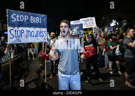 Demonstranten gegen die Regierung versammeln sich in der Nähe des Wohnsitzes des israelischen Premierministers während einer regierungsfeindlichen Kundgebung, die am 20. Juni 2024 in Jerusalem zu vorgezogenen Wahlen aufruft, während der anhaltende Konflikt zwischen Israel und der militanten palästinensischen Hamas-Bewegung im Gazastreifen andauert. Foto: saeed qaq Copyright: XSAEEDQAQx AX4X8842 Stockfoto