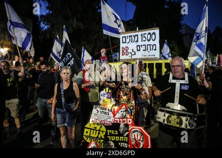 Demonstranten gegen die Regierung versammeln sich in der Nähe des Wohnsitzes des israelischen Premierministers während einer regierungsfeindlichen Kundgebung, die am 20. Juni 2024 in Jerusalem zu vorgezogenen Wahlen aufruft, während der anhaltende Konflikt zwischen Israel und der militanten palästinensischen Hamas-Bewegung im Gazastreifen andauert. Foto: saeed qaq Copyright: XSAEEDQAQx AX4X8794 Stockfoto