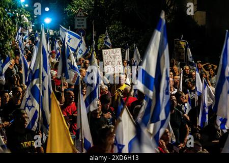 Demonstranten gegen die Regierung versammeln sich in der Nähe des Wohnsitzes des israelischen Premierministers während einer regierungsfeindlichen Kundgebung, die am 20. Juni 2024 in Jerusalem zu vorgezogenen Wahlen aufruft, während der anhaltende Konflikt zwischen Israel und der militanten palästinensischen Hamas-Bewegung im Gazastreifen andauert. Foto: saeed qaq Copyright: XSAEEDQAQx  B9Z7011 Stockfoto