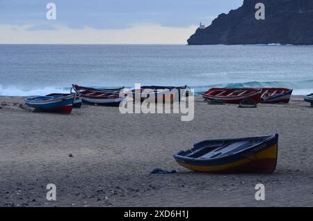 Handwerkliche Fischerboote am Strand von Sao Pedro, Insel Sao Vicente, Cabo Verde Stockfoto