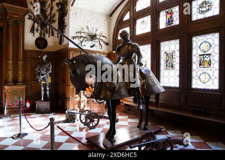 Sinaia, Rumänien - 26. August 2022: Ritter in Rüstung auf Pferd mit Schwert in der Großen Rüstungshalle im Schloss Peles. Das reiche Innere der Pele Stockfoto