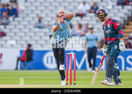 Birmingham, Großbritannien. Juni 2024. Jake Lintott spielte beim Bowlingspiel Vitality T20 Blast zwischen Birmingham Bears und Northamptonshire Steelbacks am 20. Juni 2024 auf dem Edgbaston Cricket Ground in Birmingham, England. Foto von Stuart Leggett. Nur redaktionelle Verwendung, Lizenz für kommerzielle Nutzung erforderlich. Keine Verwendung bei Wetten, Spielen oder Publikationen eines einzelnen Clubs/einer Liga/eines Spielers. Quelle: UK Sports Pics Ltd/Alamy Live News Stockfoto