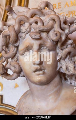 Rom, Italien - 20. August 2023: Kapitolinisches Museum, Medusa-Büste von Gian Lorenzo Bernini, 1648 - Marmor Stockfoto