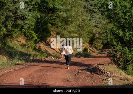 Frau Wandern für Gesundheit im Wald in Antalya Stockfoto