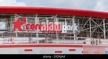 Antalya-Türkei, 11.23.2023: Schild des Corendonpark Stadions, wo die türkischen Antalyaspor ihre Spiele ausspielen Stockfoto