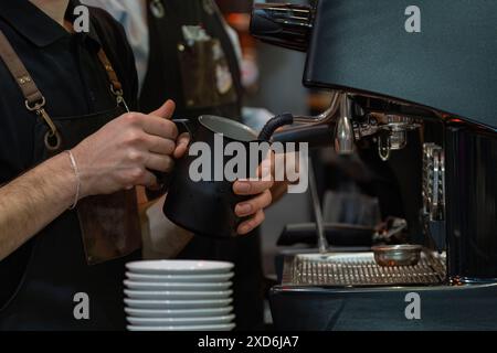 Kaffeemaschine und Milchschaum-Barista Stockfoto