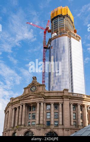 Boston, MA, USA-29. April 2024: Blick auf den Bau eines neuen Wolkenkratzers über dem historischen Bahnhof South Station. Stockfoto