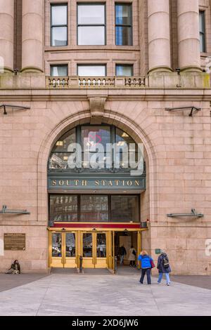 Boston, MA, USA-29. April 2024: Die Menschen betreten die Eingangstür des Bahnhofs South Station, einem Bahnhof im Stadtzentrum. Stockfoto