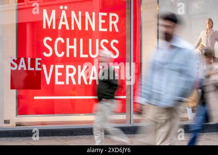 Schaufenster eines Bekleidungsgeschäfts, Verkaufsverkauf, Slogan Männer Schluss Verkauf, am Westenhellweg, NRW, Deutschland, Stockfoto