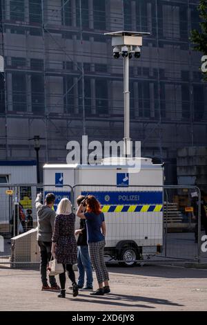 Videoüberwachung durch die Polizei im Porschekanzel, vor der Marktkirche im Stadtzentrum von Essen, mobiles Überwachungssystem, Kriminalitätsfokus Stockfoto