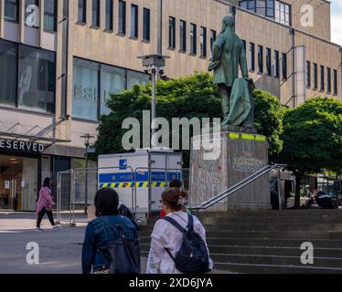 Videoüberwachung durch die Polizei im Porschekanzel, vor der Marktkirche im Stadtzentrum von Essen, mobiles Überwachungssystem, Kriminalitätsfokus Stockfoto