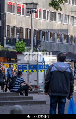 Videoüberwachung durch die Polizei im Porschekanzel, vor der Marktkirche im Stadtzentrum von Essen, mobiles Überwachungssystem, Kriminalitätsfokus Stockfoto