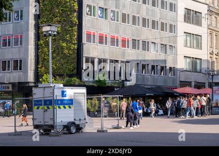 Videoüberwachung durch die Polizei im Porschekanzel, vor der Marktkirche im Stadtzentrum von Essen, mobiles Überwachungssystem, Kriminalitätsfokus Stockfoto