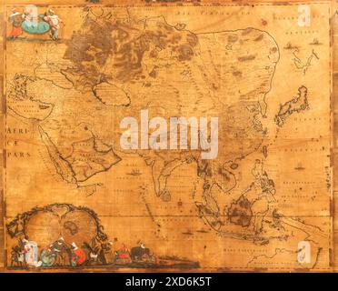 Genua, Italien - 28. Dezember 2023: Alte Kartografie im Spinola-Palast. Authentische alte Karte, die die Welt zeigt, die den Europäern in den mittleren 17t bekannt ist Stockfoto