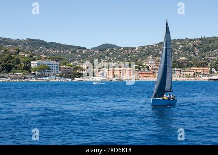 Ligurien, Italien - 07. August 2023: Die Küste zwischen Rapallo und Santa Margherita Ligure, Ligurische riviera. Stockfoto