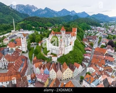 Füssen, Bayern, Deutschland. Blick aus der Vogelperspektive über die mittelalterliche Stadt bei Sonnenuntergang. Historisches Schloss, Hohes Schloss. Stockfoto