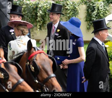 Die Duke and Duchess of Edinburgh (L) Lady Sarah Chatto und ihr Bruder David Armstrong-Jones, 2. Earl of Snowdon (R) besuchen Royal Ascot am Ladies Day auf der Ascot Racecourse in Berkshire Stockfoto