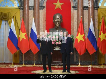 Hanoi, Vietnam. Juni 2024. Der russische Präsident Wladimir Putin (L) und der vietnamesische Präsident To Lam (R) winken am Donnerstag, den 20. Juni 2024, im Präsidentenpalast in Hanoi Vietnam, während sie für Fotos posieren. Am 20. Juni 2024 verpflichteten sich Russland und Vietnam, die Beziehungen zu vertiefen, als Präsident Wladimir Putin einen Staatsbesuch abstattete, um seine Bündnisse zu stärken, um der wachsenden Isolation Moskaus über den Krieg in der Ukraine entgegenzuwirken. Foto: Kreml/UPI Credit: UPI/Alamy Live News Stockfoto