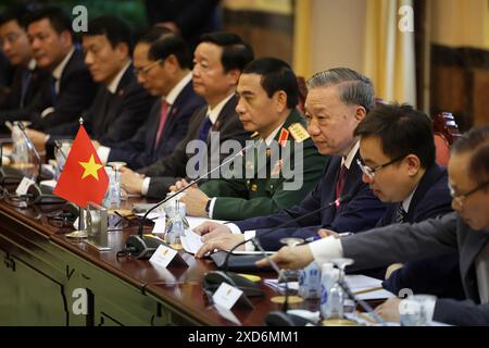 Hanoi, Vietnam. Juni 2024. Vietnams Präsident To Lam (3rdR) nimmt am Donnerstag, den 20. Juni 2024, im Präsidentenpalast in Hanoi Vietnam an einem Treffen mit dem russischen Präsidenten Teil. Am 20. Juni 2024 verpflichteten sich Russland und Vietnam, die Beziehungen zu vertiefen, als Präsident Wladimir Putin einen Staatsbesuch abstattete, um seine Bündnisse zu stärken, um der wachsenden Isolation Moskaus über den Krieg in der Ukraine entgegenzuwirken. Foto: Kreml/UPI Credit: UPI/Alamy Live News Stockfoto