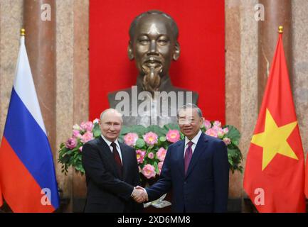 Hanoi, Vietnam. Juni 2024. Russlands Präsident Wladimir Putin (L) und Vietnams Präsident To Lam (R) schütteln am Donnerstag, den 20. Juni 2024, die Hände im Präsidentenpalast in Hanoi Vietnam. Am 20. Juni 2024 verpflichteten sich Russland und Vietnam, die Beziehungen zu vertiefen, als Präsident Wladimir Putin einen Staatsbesuch abstattete, um seine Bündnisse zu stärken, um der wachsenden Isolation Moskaus über den Krieg in der Ukraine entgegenzuwirken. Foto: Kreml/UPI Credit: UPI/Alamy Live News Stockfoto