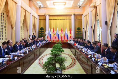 Hanoi, Vietnam. Juni 2024. Der russische Präsident Wladimir Putin (L) und der vietnamesische Präsident To Lam (R) nehmen am Donnerstag, den 20. Juni 2024, im Präsidentenpalast in Hanoi Vietnam Teil. Am 20. Juni 2024 verpflichteten sich Russland und Vietnam, die Beziehungen zu vertiefen, als Präsident Wladimir Putin einen Staatsbesuch abstattete, um seine Bündnisse zu stärken, um der wachsenden Isolation Moskaus über den Krieg in der Ukraine entgegenzuwirken. Foto: Kreml/UPI Credit: UPI/Alamy Live News Stockfoto