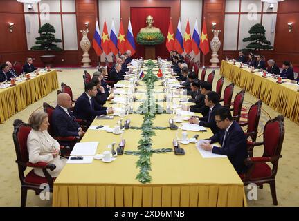 Hanoi, Vietnam. Juni 2024. Der russische Präsident Wladimir Putin (CL) und der vietnamesische Präsident To Lam (CR) nehmen am Donnerstag, den 20. Juni 2024, im Präsidentenpalast in HanoiVietnam Teil. Am 20. Juni 2024 verpflichteten sich Russland und Vietnam, die Beziehungen zu vertiefen, als Präsident Wladimir Putin einen Staatsbesuch abstattete, um seine Bündnisse zu stärken, um der wachsenden Isolation Moskaus über den Krieg in der Ukraine entgegenzuwirken. Foto: Kreml/UPI Credit: UPI/Alamy Live News Stockfoto