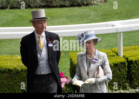 Ascot, Großbritannien. Juni 2024. Admiral Sir Tim Lawrence und Prinzessin Anne, die Prinzessin Royal, besuchen Royal Ascot am Ladies Day auf der Ascot Racecourse in Berkshire. Quelle: Maureen McLean/Alamy Live News Stockfoto