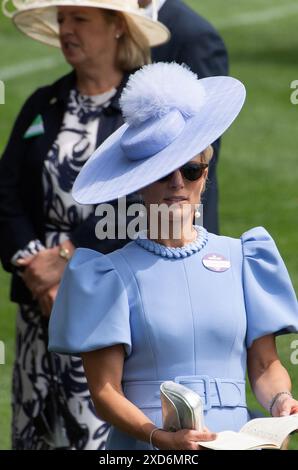 Ascot, Großbritannien. Juni 2024. Zara Tindall besucht Royal Ascot am Ladies Day auf der Ascot Racecourse in Berkshire. Quelle: Maureen McLean/Alamy Live News Stockfoto