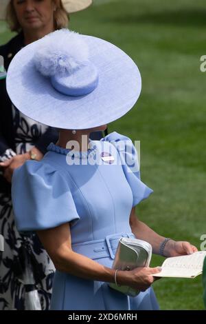 Ascot, Großbritannien. Juni 2024. Zara Tindall besucht Royal Ascot am Ladies Day auf der Ascot Racecourse in Berkshire. Quelle: Maureen McLean/Alamy Live News Stockfoto