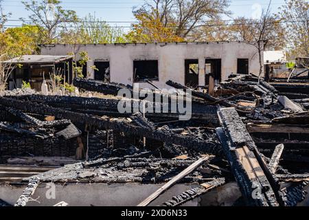 Reste von verbranntem Gebäude mit schwarzer Glut. Stockfoto