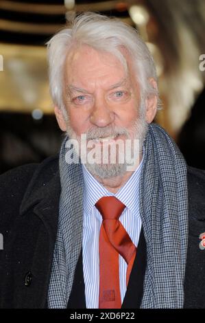 LONDON, ENGLAND – 11. NOVEMBER: Donald Sutherland nimmt an der Weltpremiere von „The Hunger Games: Catching Fire“ auf dem Odeon Leicester Square in Novembe Teil Stockfoto