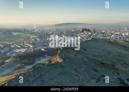 Atemberaubende Aussicht auf die Stadt Edinburgh, die Hauptstadt Schottlands, von den Salisbury Crags rund um Arthur's Seat Stockfoto