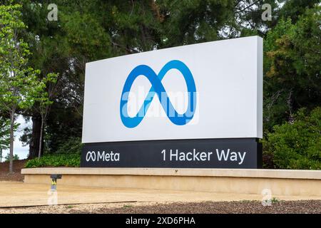 Menlo Park, USA. Mai 2023. Das Logo der Facebook-Gruppe Meta ist in der Nähe des Firmensitzes zu sehen. Anrede: Andrej Sokolow/dpa/Alamy Live News Stockfoto