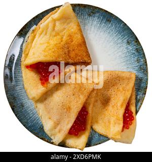 Feine, dünne Pfannkuchen serviert mit salzgeröstetem Lachsrogen. Berühmtes Gericht der traditionellen russischen Küche Stockfoto