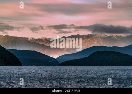 Rosa und violette Farbe am Himmel über den Bergen am Manapouri-See in der Abenddämmerung am späten Nachmittag Stockfoto