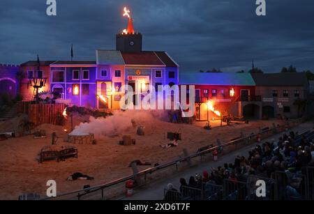 20. Juni 2024, Mecklenburg-Vorpommern, Grevesmühlen: Das englische Feuer auf die Piratenstadt in der öffentlichen Generalprobe der 19. Episode des Piraten Open Air mit Feuer, Schwert und Kruzifix. Die Premiere findet am 21.06.2024, die Saison endet am 31.08.2024. Foto: Bernd Wüstneck/dpa Stockfoto