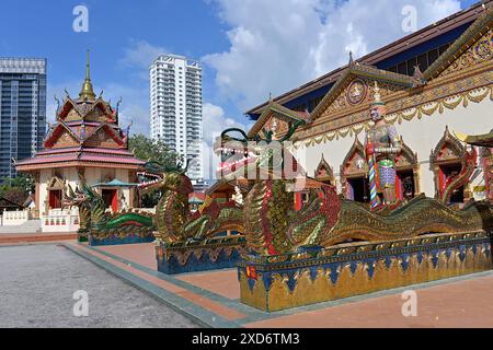 Verzierte Drachen- und Naga-Schlangenskulpturen am Eingang des Hauptbetssaals Wat Chayamangkalaram, ältester buddhistischer Tempel in Penang Stockfoto