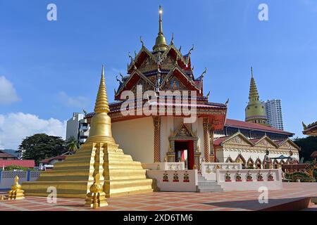 Der Wat Chayamangkalaram, der älteste buddhistische Tempel der Siamesischen Theravada in Penang, bietet eine einzigartige Mischung aus chinesischen, thailändischen und burmesischen Architekturentwürfen Stockfoto