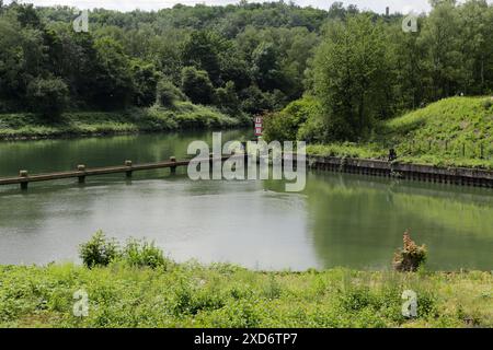 06.06.2024 Gelsenkirchen, Pressefahrt zu drei Orten der Internationalen Gartenschau 2027. Besichtigt wurden drei der fünf Zukunftsorte der IGA, Duisburg, Gelsenkirchen und Dortmund. In Gelsenkirchen wird die IGA Fläche auf dem Gelände des Nordsternparks entwickelt. Ein ehemaliges Wendebecken am Rhein-Herne-Kanal wird ein zentraler Anlaufpunkt der IGA. In der Vorbereitung werden die Ufer komplett gerodet um, eine Neugestaltung vorgenommen. Ein Angler nutzt die Zeit um ein kleines Motorboot über das Wasser schippern zu lassen. *** 06 06 2024 Gelsenkirchen, Pressereise zu drei Standorten der Stockfoto