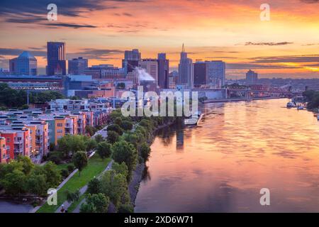 Saint Paul, Minnesota, USA. Luftbild des Stadtzentrums von St. Paul, Minnesota, USA mit Spiegelbild der Skyline des Mississippi River in Beauty Stockfoto