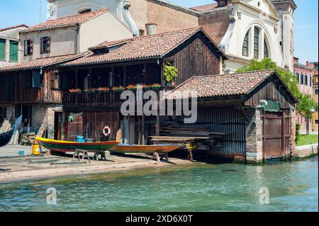 Venedig, Italien, Squero di San Trovaso; Gondelwerkstatt entlang des Rio San Trovaso in Dorsoduro, nur redaktionell. Stockfoto