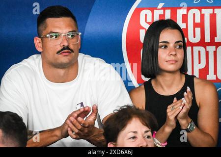 Chartres, Frankreich, Frankreich. Juni 2024. Florent MANAUDOU mit seiner neuen Partnerin Lola DUMENIL während der dritten französischen Schwimmmeisterschaft 2024 am 18. Juni 2024 in Chartres, Frankreich. (Kreditbild: © Matthieu Mirville/ZUMA Press Wire) NUR REDAKTIONELLE VERWENDUNG! Nicht für kommerzielle ZWECKE! Stockfoto