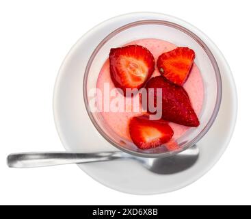 Köstliches Erdbeermousse im Glas, dekoriert mit frischen Erdbeeren Stockfoto